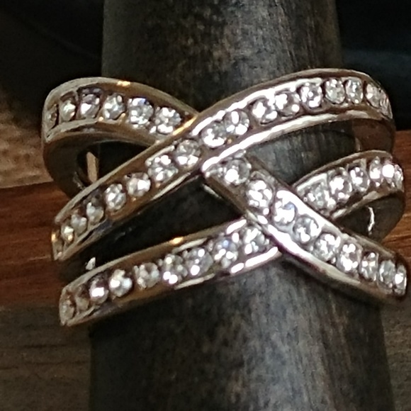 Chrystal Criss-Cross Ring - Picture 4 of 5